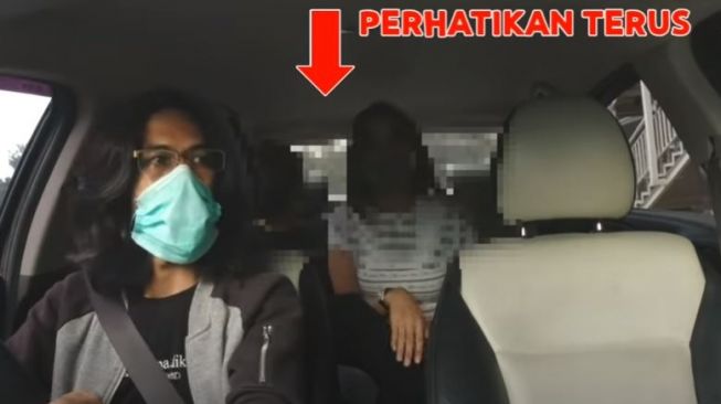 Udah Nggak Tahan, Penumpang Enak-enak di Mobil Taksi Online