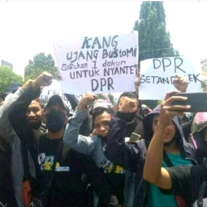 Poster Unik Demo Omnibus Law: Open B* hingga Santet DPR