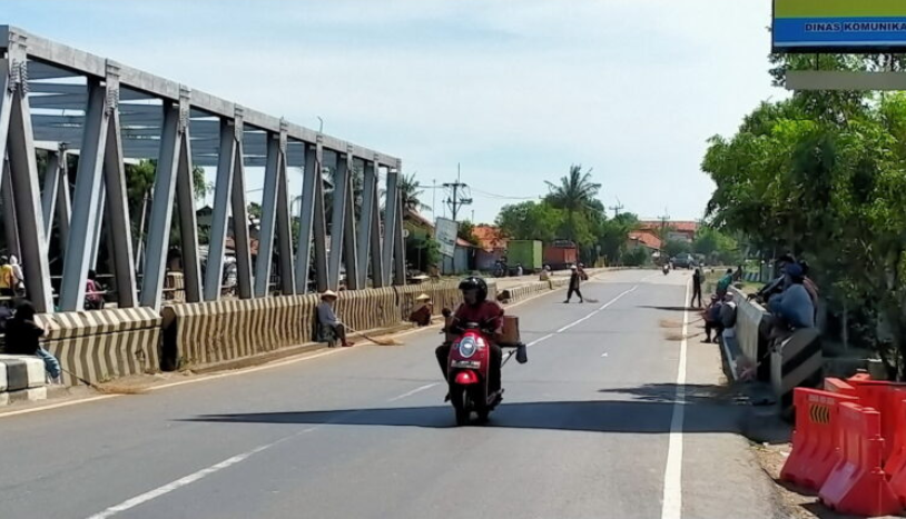 Jumlah Penyapu Uang Sedekah Jembatan Sewo Tambah Banyak