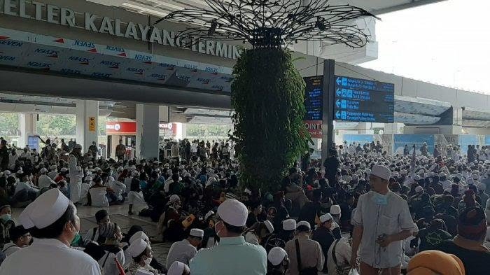 Ribuan Massa Sambut Kedatangan Habib Rizieq di Soetta, Dirut Garuda Keluarkan Kebijakan Khusus