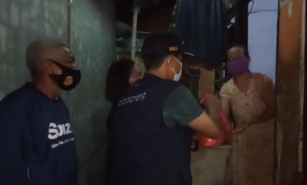 Patut Dicontoh, Petugas Gabungan Kelurahan Kesenden Salurkan Bantuan untuk Warga yang Positif Covid-19