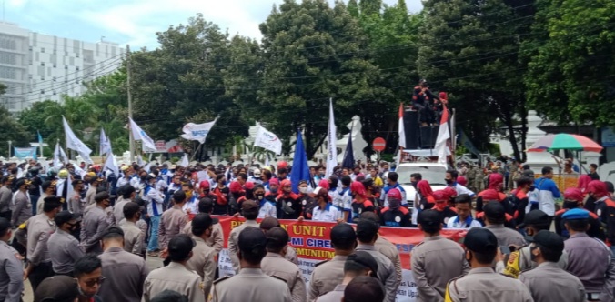 Massa Buruh Cirebon Raya Unjuk Rasa Lagi, Tuntut Kenaikan Upah dan Batalkan Omnibus Law
