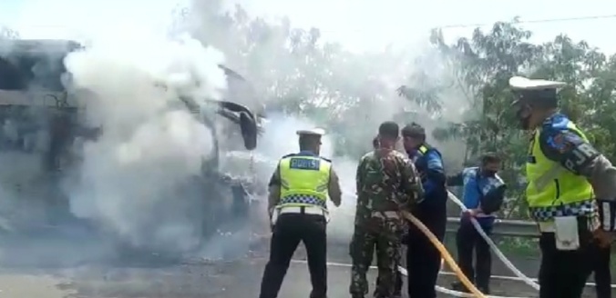 Bus Pariwisata Meledak dan   Terbakar Hebat di Ruas Tol Palikanci KM 214