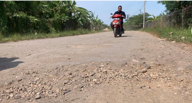 Warga Pamengkang Keluhkan Jalan Rusak