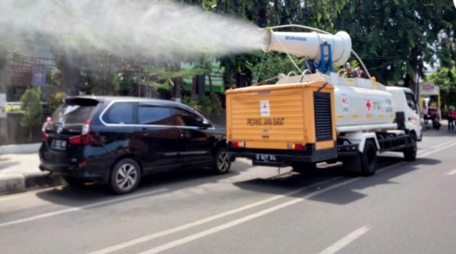 Cegah Covid-19, Jalan-jalan Protokol Kota Cirebon Disemprot Disinfektan