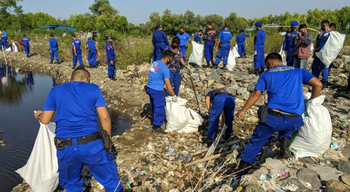 Polairud Punguti Sampah Sepanjang Pesisir Pantai Kota Cirebon