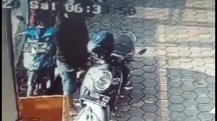 Cuma 4 Detik Motor Melayang di Minimarket Tuparev, Aksi Terekam CCTV