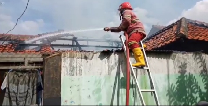 Rumah Warga Jatiseeng Kidul Terbakar, Diduga Akibat Arus Pendek
