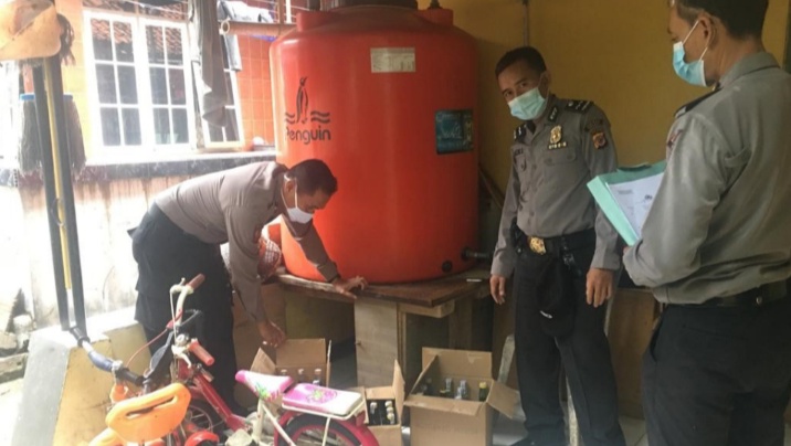 Polisi Sita Puluhan Botol Miras di Arjawinangun