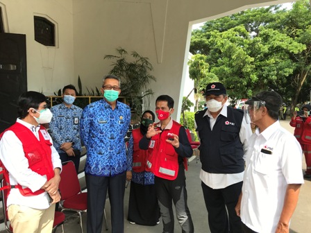 PMI Apresiasi Gunner Spray,  Semprot Disinfektan Sepanjang 20 Kilometer pada Jalan Utama Kota Cirebon
