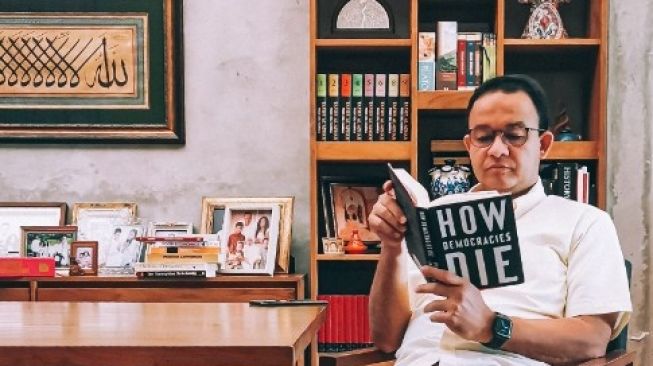 Viral Anies Baca Buku How Democracies Die, Sindir Jokowi?