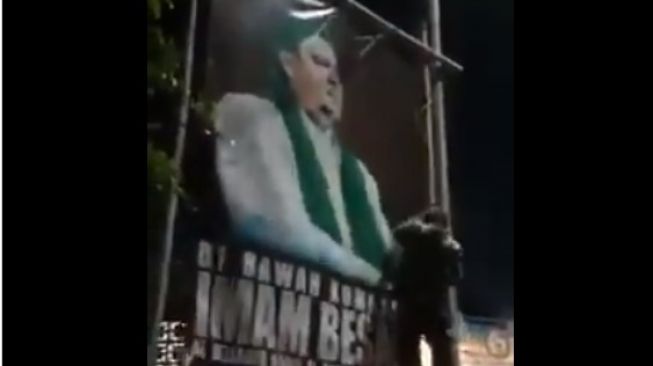 Viral Sekelompok Orang Berseragam Loreng Turunkan Baliho Habib Rizieq