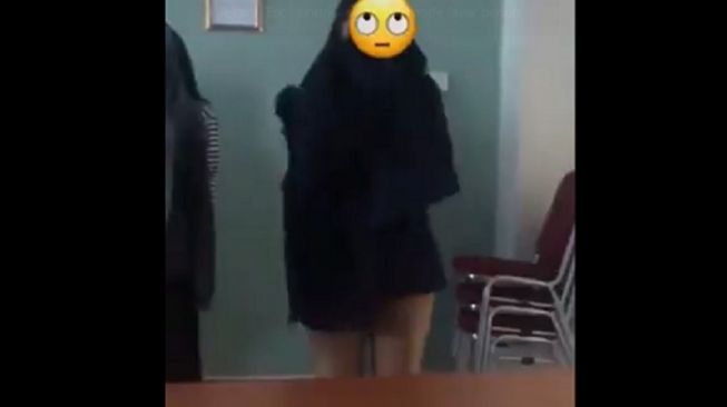 Outfit Aneh Mahasiswi Ini, Dikira Tak Pakai Celana