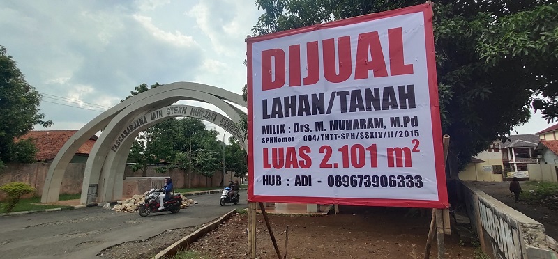 Gerbang Pascasarjana IAIN Ditimbun Batu, Dipasang Spanduk Dijual