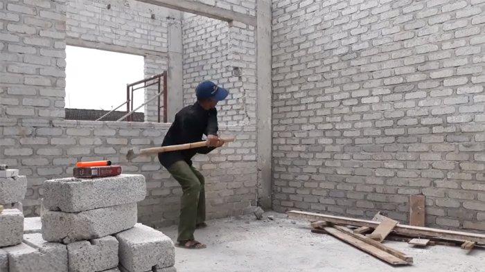 Viral, Pekerja Bangunan Hancurkan Rumah karena Belum Dibayar