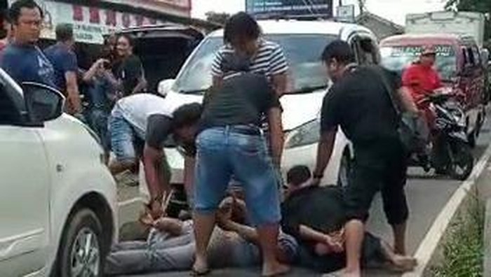 Viral Video Penangkapan Pelaku Kejahatan di Jalanan Kuningan, Mirip Film Action