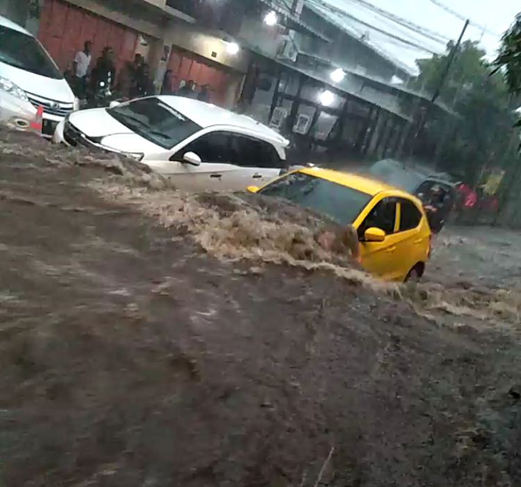 Viral, Honda Brio Terseret Banjir di Jalanan Bandung