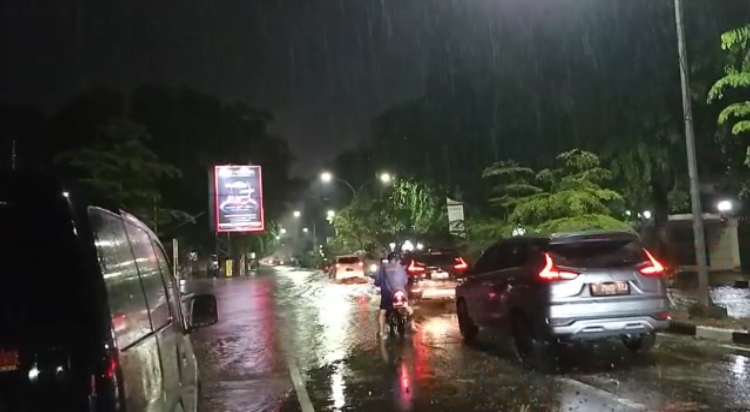 Tergenang Banjir, Kendaraan Putar Balik di Jl Cipto Mangunkusumo