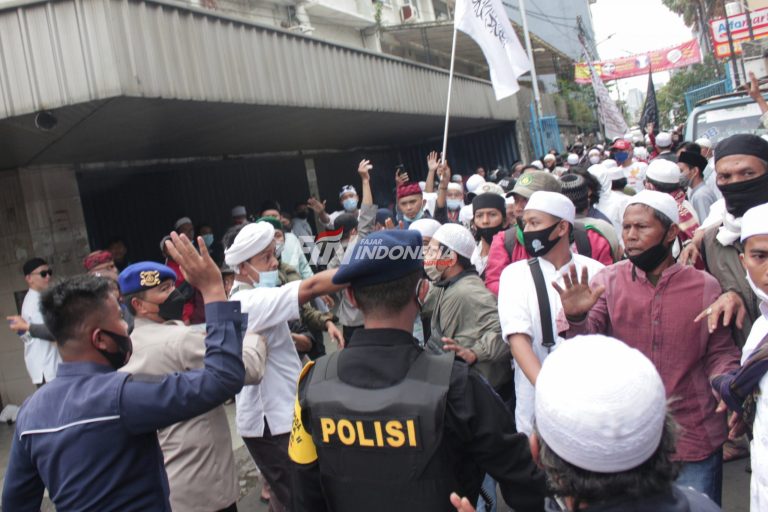 Dua Polisi Kena Sabetan Senjata Tajam saat Bubarkan Demo Hari Ini