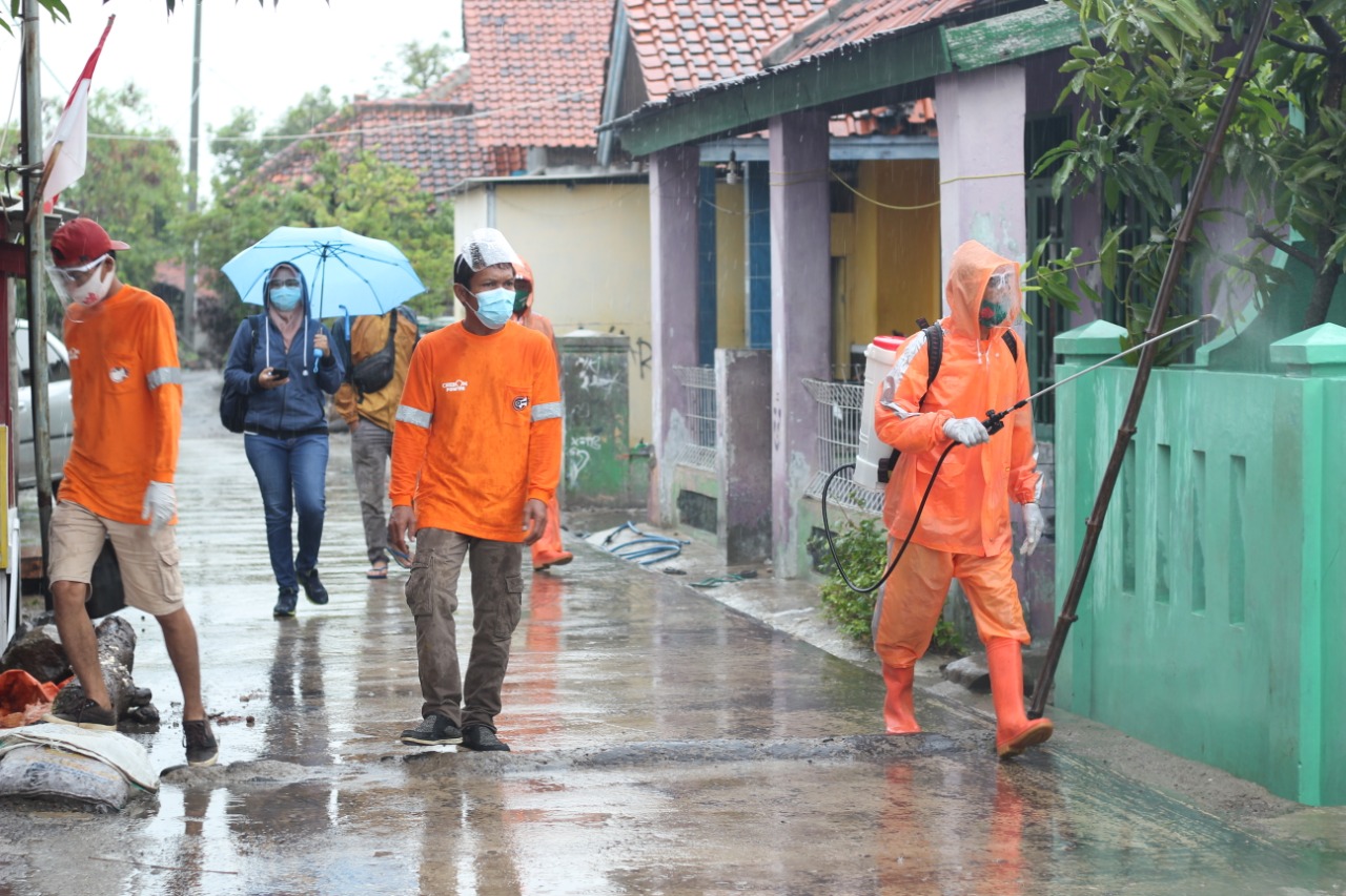 Corona Mengganas, Kelompok Warga Lakukan Disinfeksi