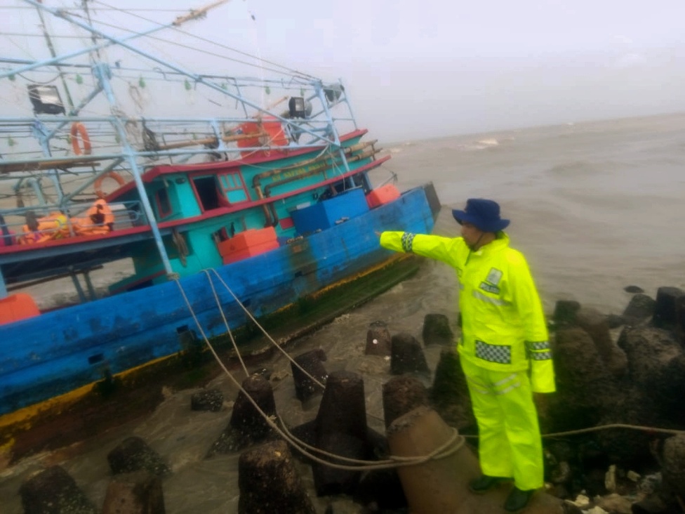 Cuaca Buruk Kapal Motor Terdampar karena Terhempas Gelombang di Eretan Indramayu