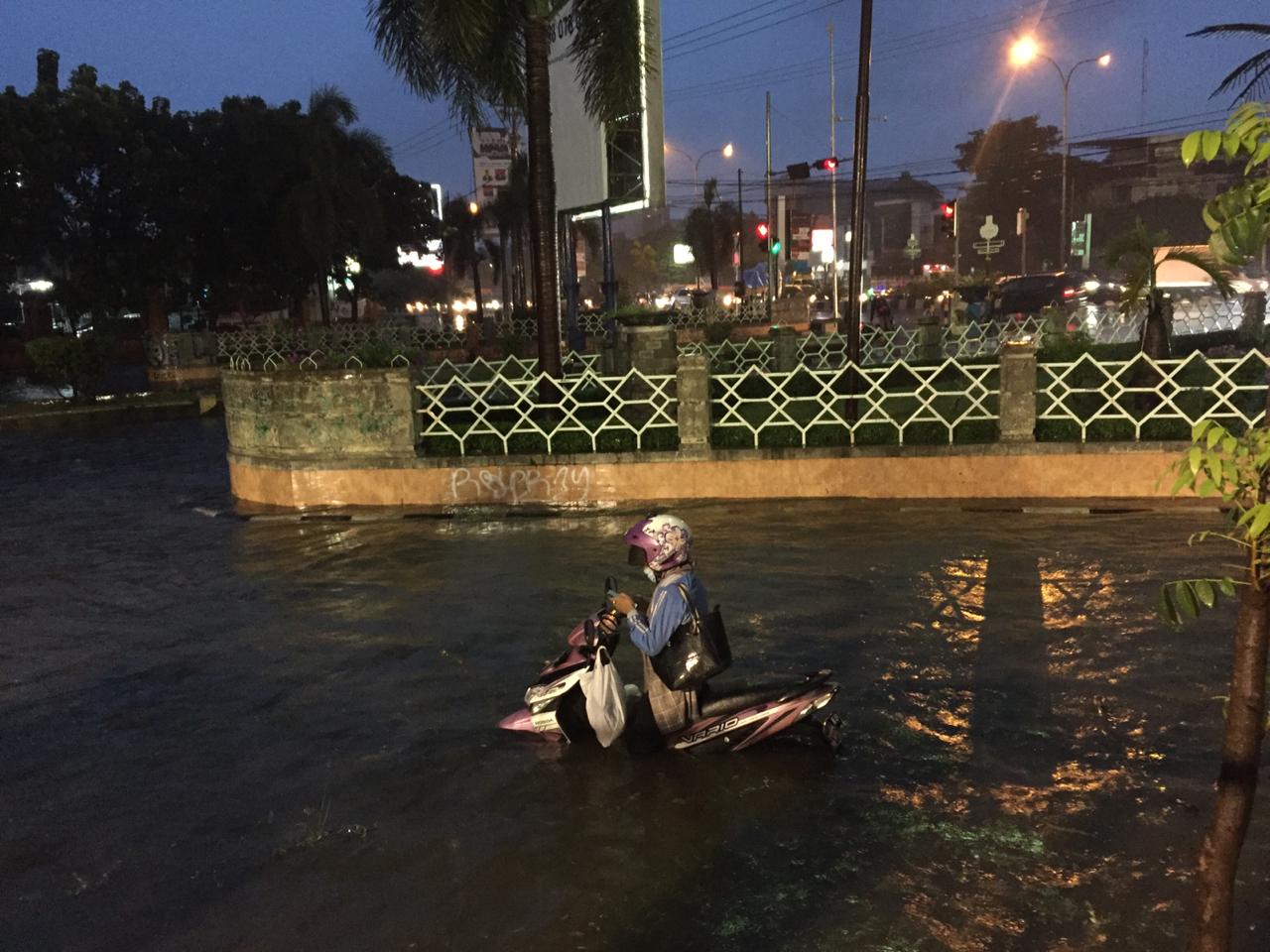 Cirebon Hujan Deras, Sejumlah Ruas Jalan Dilaporkan Tergenang Banjir