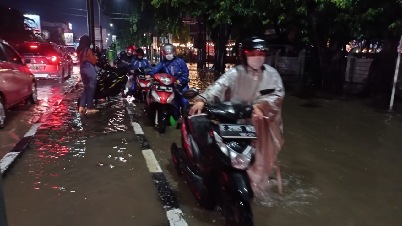 Tergenang Banjir, Puluhan Sepeda Motor Mogok di Jl Cipto Mangunkusumo