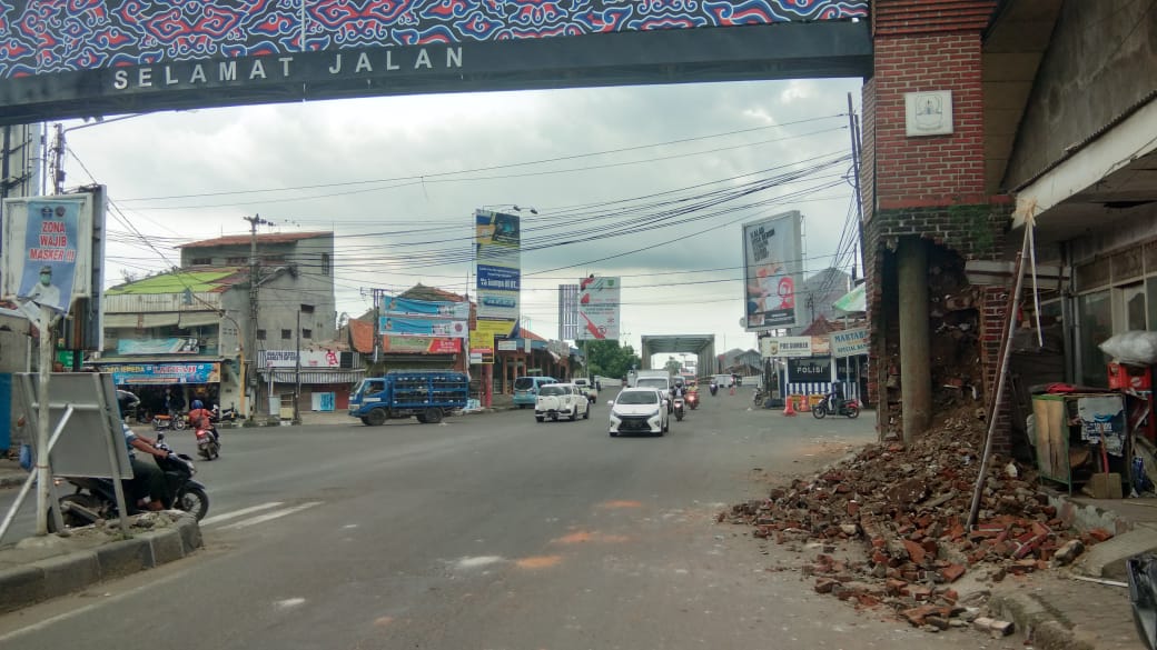 Rembesan Air Hujan, Salah Satu Sisi Gapura Selamat Datang Sumber Ambrol