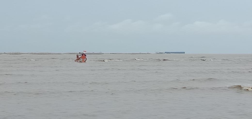 Gelombang Tinggi Pantai Cirebon, Nelayan Tak Bisa Melaut