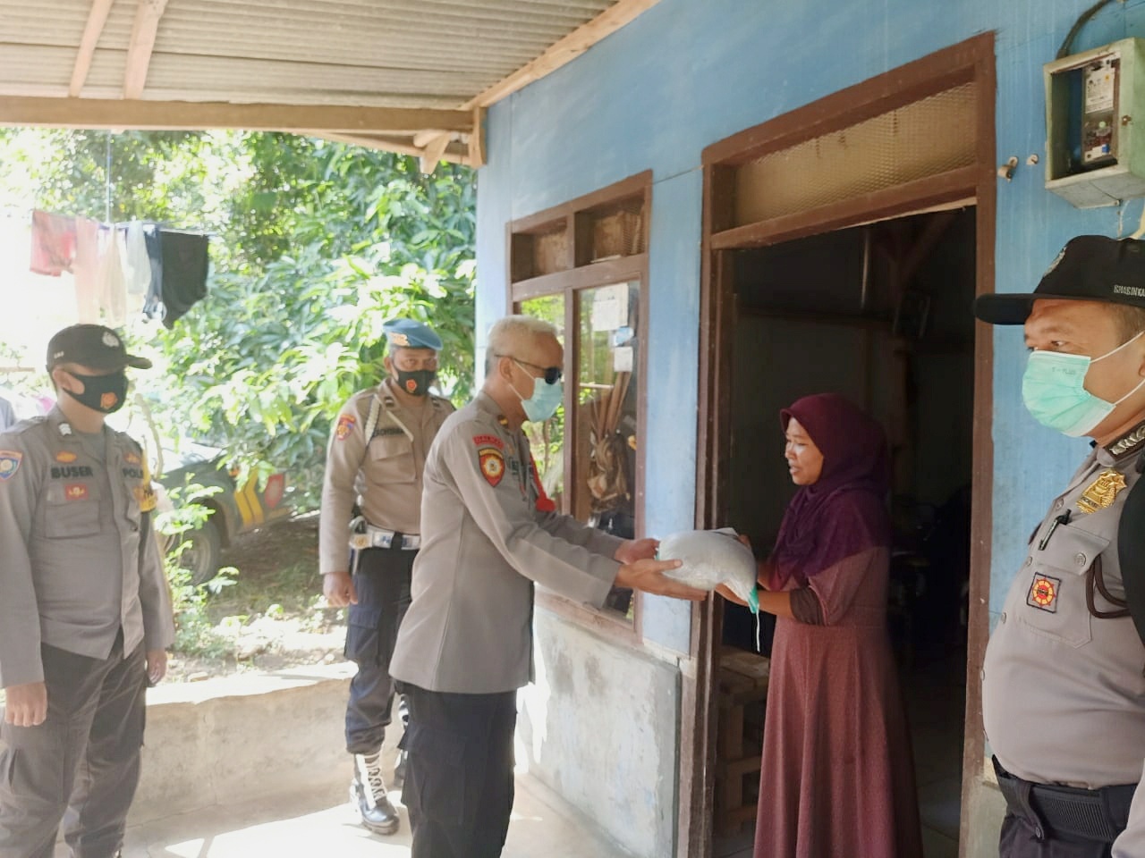 Polisi Tebar Sembako bagi Warga Terdampak Covid-19