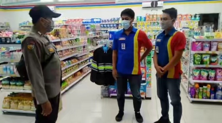 Polisi Rutin Patroli Antisipasi Kejahatan di Minimarket
