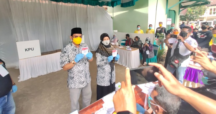 Ajak Keluarga, Taufik Coblos di TPS 08 Lohbener