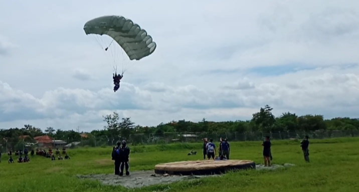 Pasukan Denjaka Latihan Terjun Payung Free Fall di Lanud Penggung