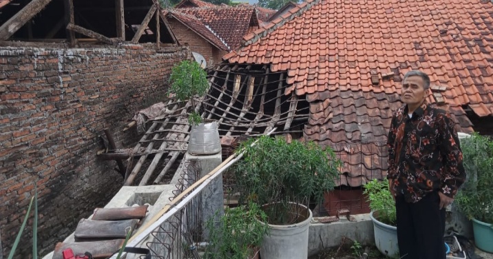 Warga Cipondok Kuningan Paling Terdampak Gempa Bumi Tektonik 4,2 Magnitudo Tadi Pagi