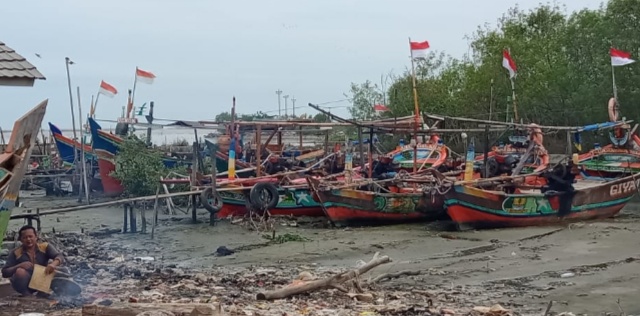 Nelayan Pesisir Kota Cirebon Keluhkan Tingginya Sedimentasi Lumpur Sungai Sukalila