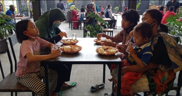 Himas Coffee & Eatery Berbagi Makan Gratis untuk Warga dan Pelajar SLB