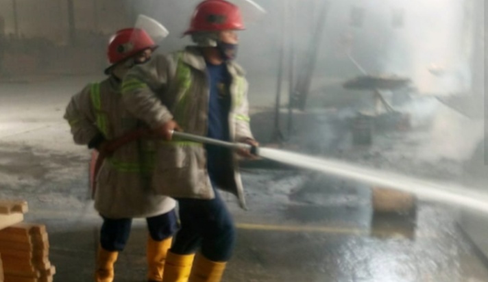 Diduga Korsleting Listrik, Pabrik Pengelolaan Rotan di Kaliwulu Terbakar