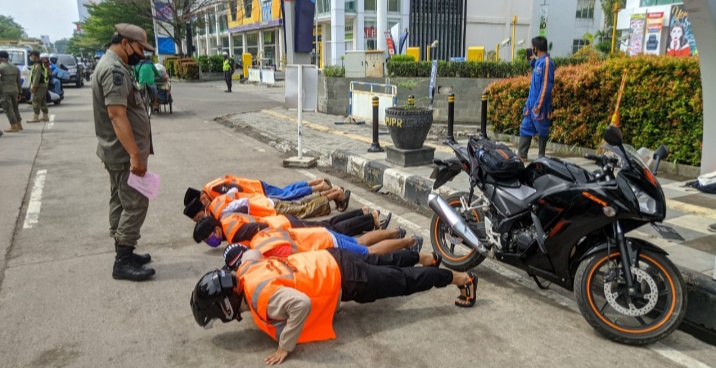 Pelanggar Protokol Kesehatan di Kota Cirebon Disanksi Sosial dengan Pakai Rompi Oranye