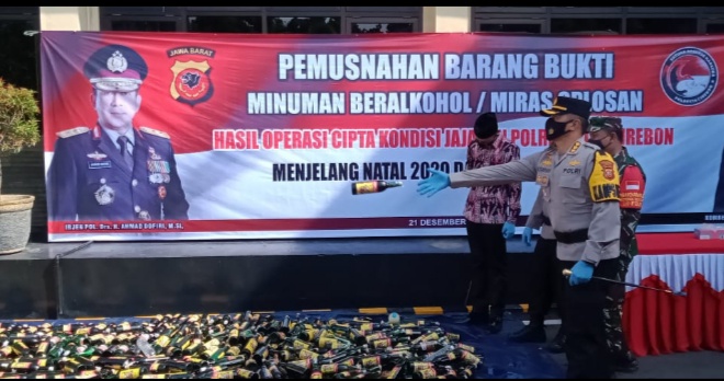 Polresta Cirebon Musnahkan 11.206 Botol dan 2.000 Liter Oplosan Miras