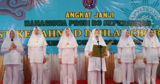 Jelang Praktik Lapangan, 100 Mahasiswa Perawat STIKes Ahmad Dahlan Cirebon Angkat Janji
