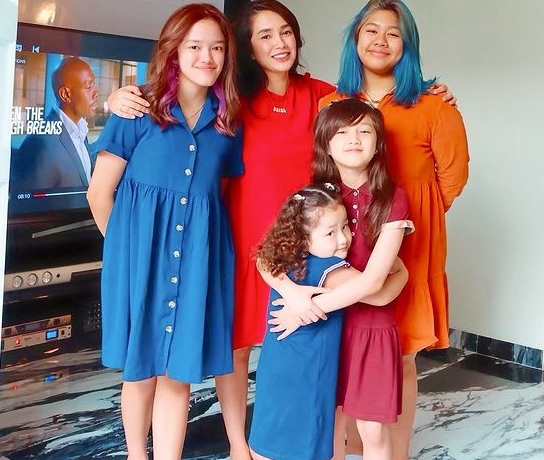 Netizen Heboh, Ussy Sulistiawaty Pose Bareng Keempat Putrinya