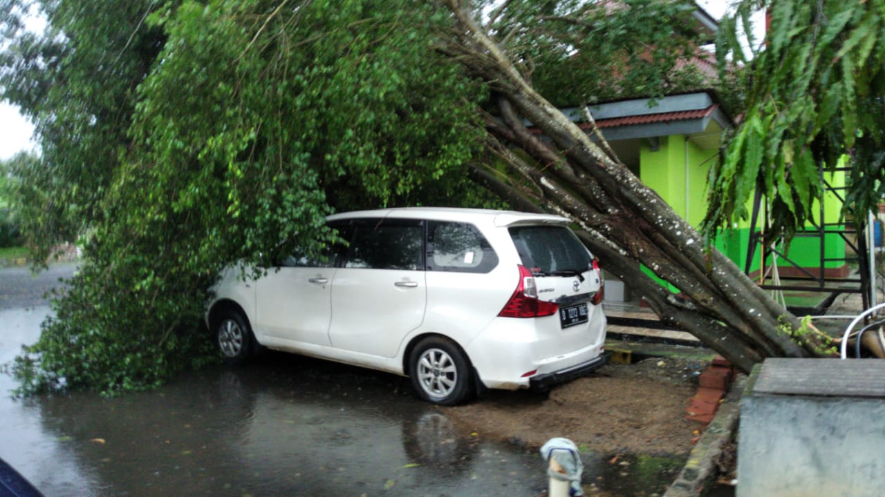 Ngeri, Ujunggebang Diterjang Hujan Angin, Ini Sederet Kerusakannya