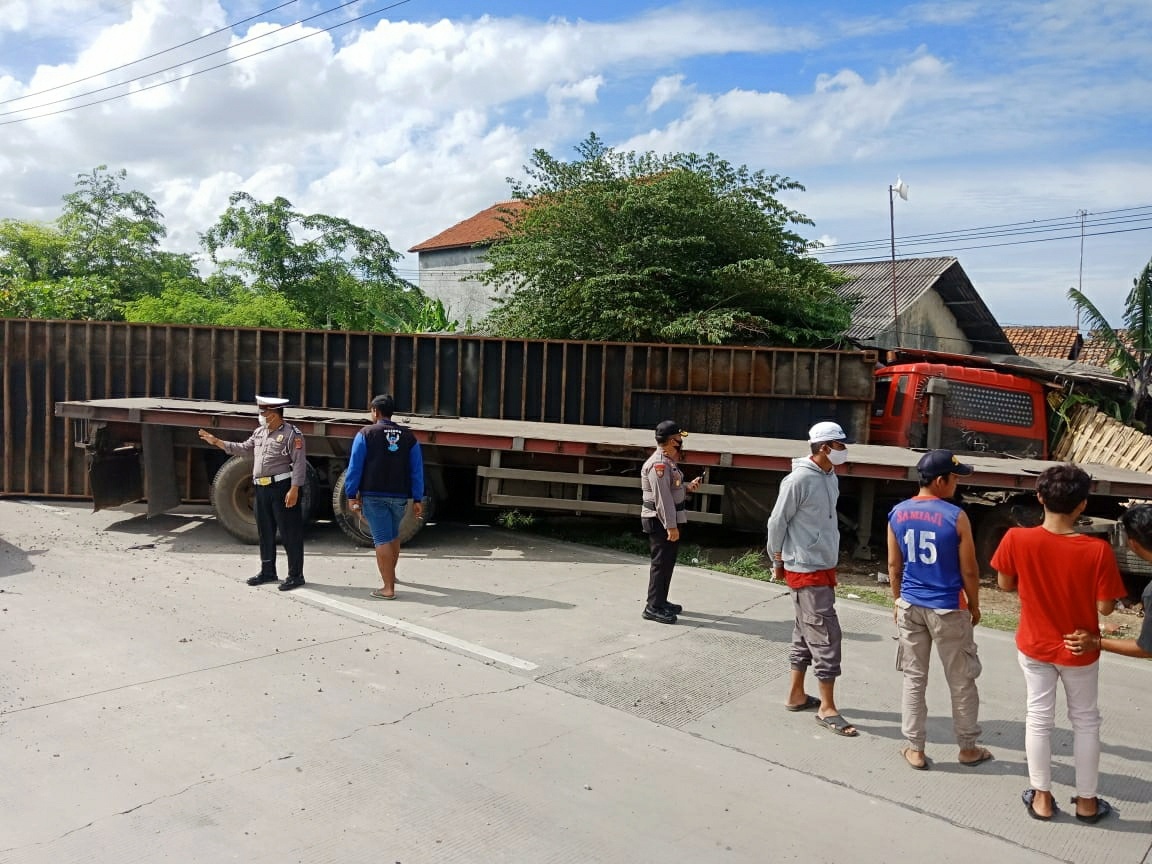 Tabrak Rumah, Truk Kontainer Terbalik di Patrol Indramayu