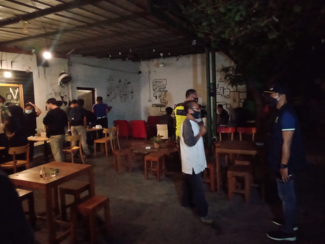 Kelurahan Kesenden Tutup Paksa Kafe yang Maksa Buka di Malam Tahun Baru