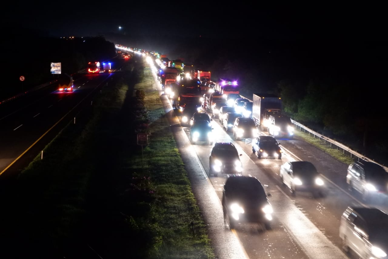 Penampakan Antrean Kendaraan di Tol Kanci-Pejagan