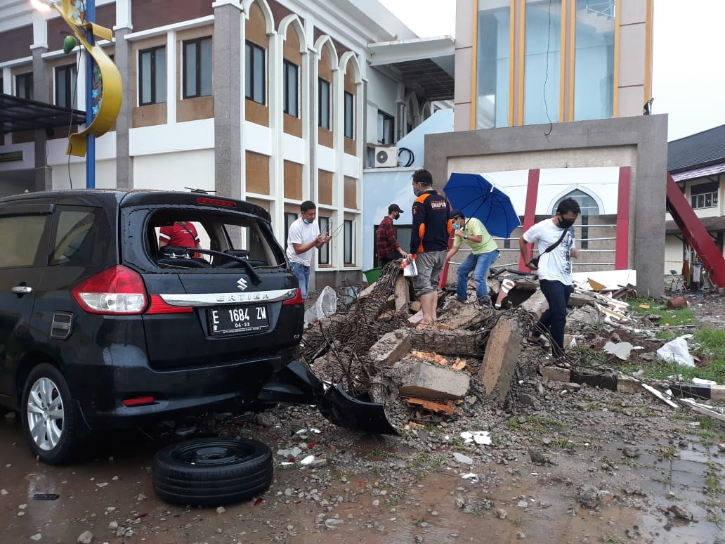 Menara Masjid Indramayu Roboh, Kualitas Bangunan Dipertanyakan