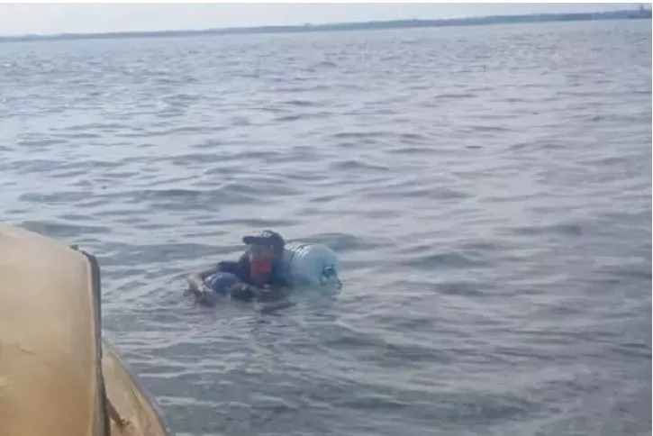Nekat Pulang Kampung, Pemuda Berenang di Laut Pakai Galon, Akhirnya Begini