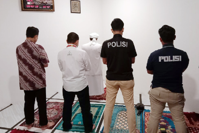 Di Sela Pemeriksaan, Habib Rizieq Jadi Imam Polisi saat Salat Maghrib