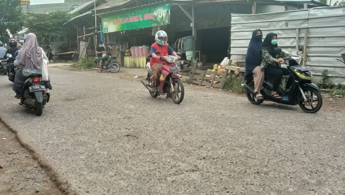 Jalan Pramuka Kota Cirebon Mengkhawatirkan, Bergelombang dan Terkikis hingga Rangka Beton Tampak