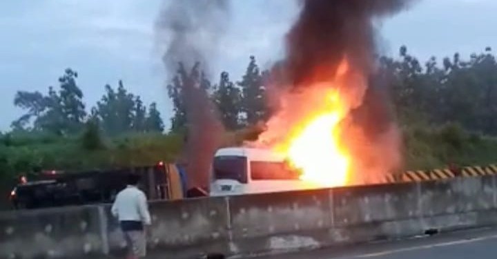 Tabrak Truk, Mobil Travel Terbakar di Tol, 3 Penumpang Tewas